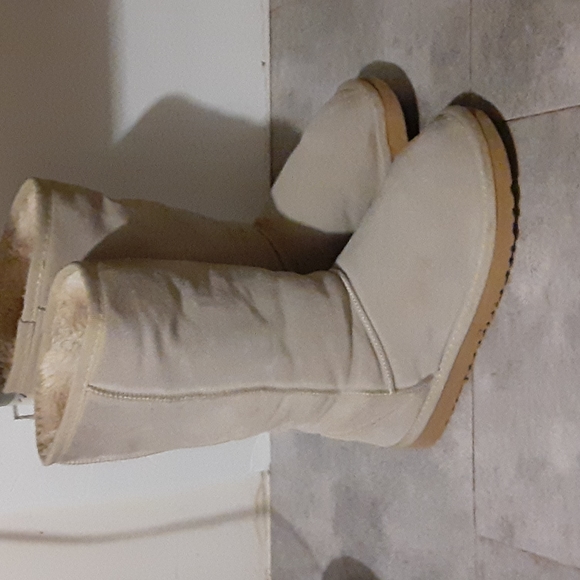 UGG  boots  size  8 whomenpoquito desgaste en la parte de atras del talon - Picture 2 of 5